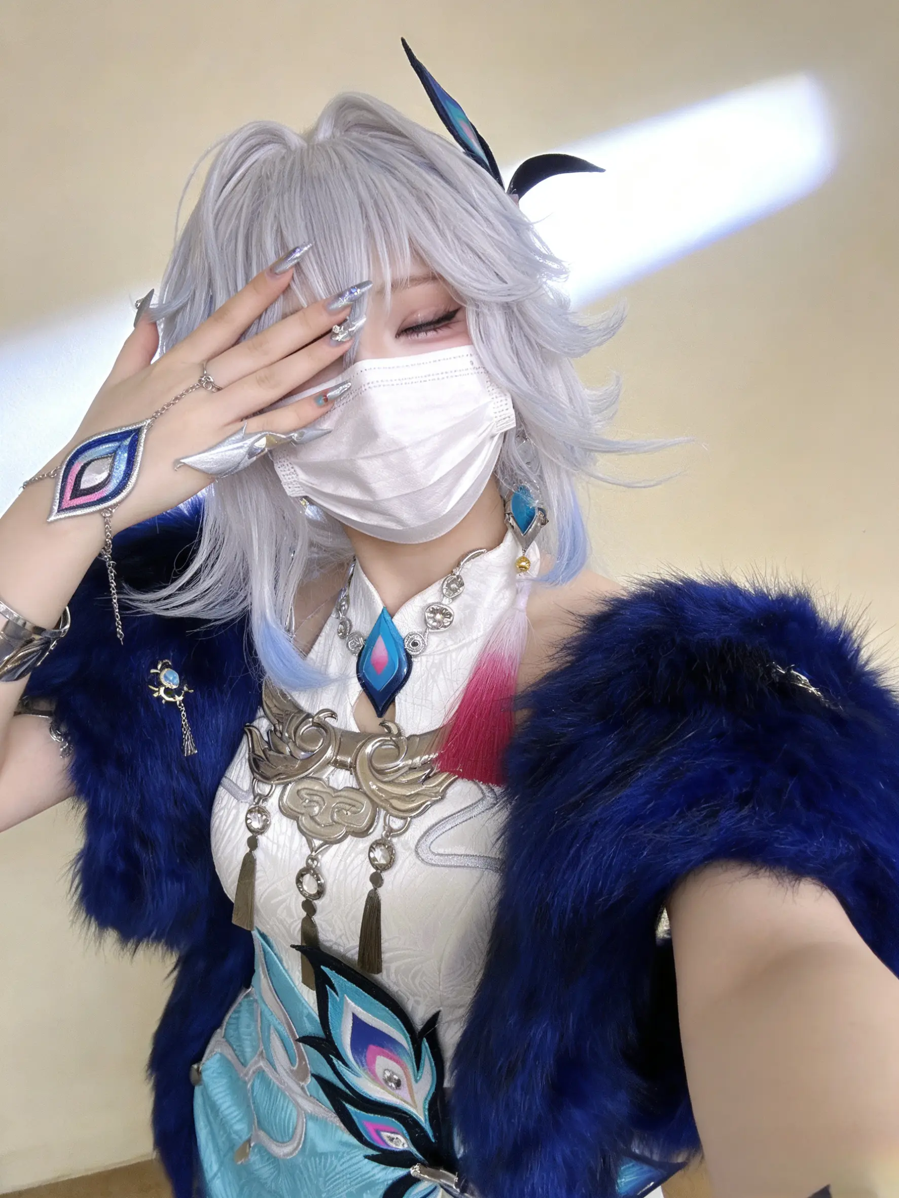 崩坏星穹铁道 爻光。   万事大吉，就今日的天气来说，我料想你会遇见仙...