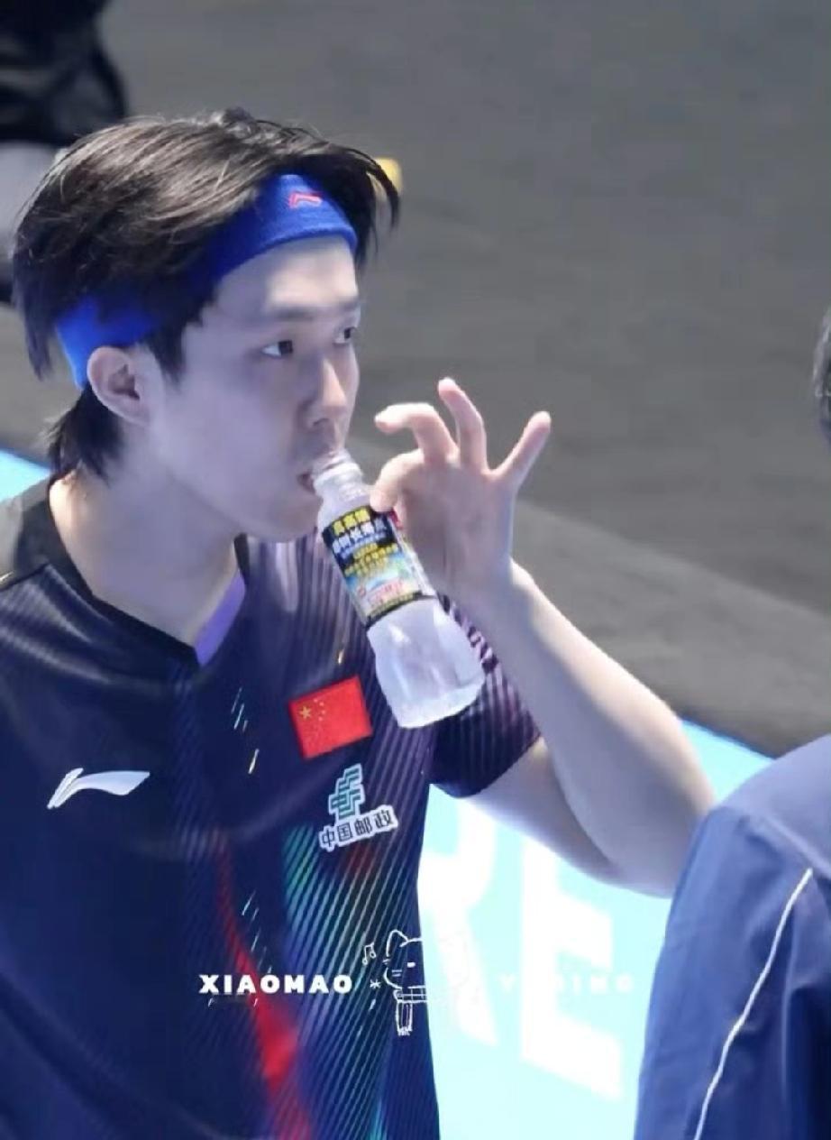 王楚钦因拿捏水瓶手势，被粉丝赞也精致猪猪男孩！
王楚钦今晚海口亚洲杯首秀开门红，