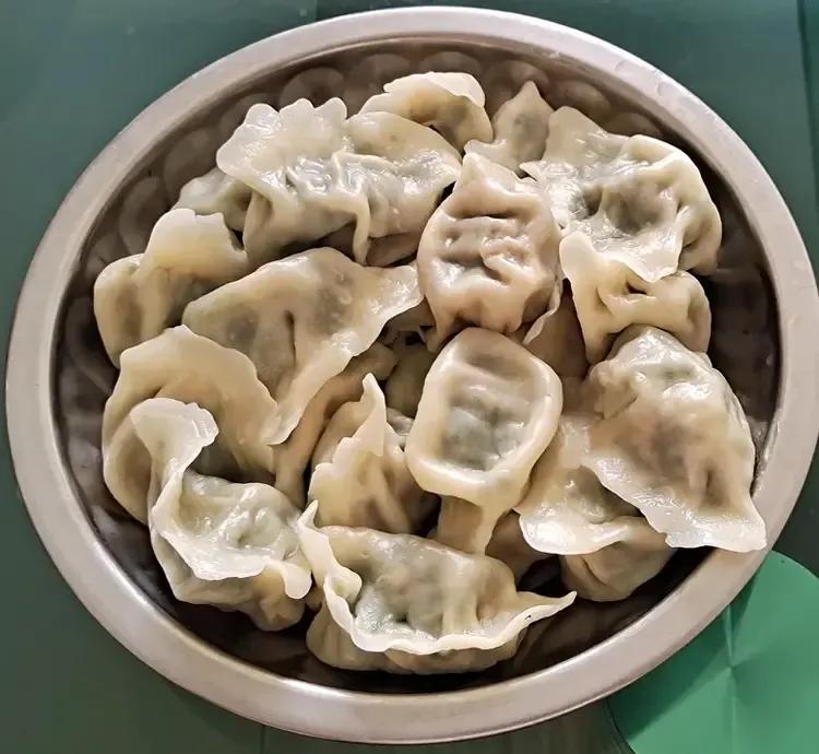 我和媳妇擀饺子皮的技术不到位，为了不至于下成一锅菜汤，只能去买现成的饺子皮。
