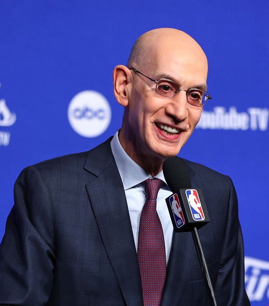肖华表示，NBA的65场出战规则不会有任何变动。据记者Sam Amick报道，联