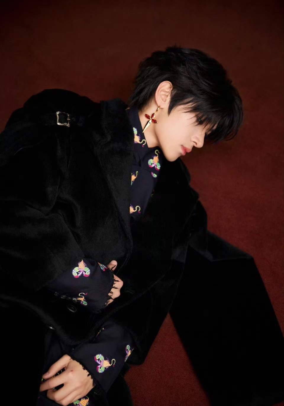 张峻豪｜ 上城士活动张峻豪上城士新中式造型，身穿SANKUANZ 2026春夏系