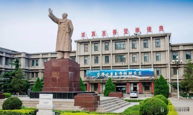 1980年，山西大学接到上级通知，要求拆除校内的毛主席塑像，但由于广大师生的坚决