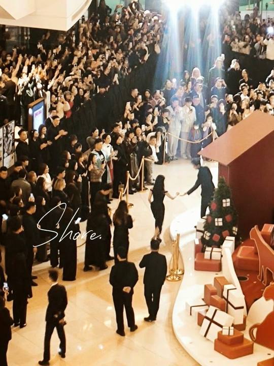 李现张婧仪牵手上台李现张婧仪牵手 特别娱圈文的一幕 