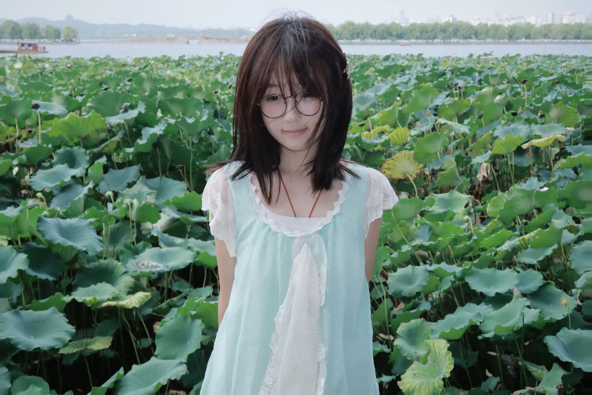 时间的泪眼撕去我伪装 你可记得我年少的模样