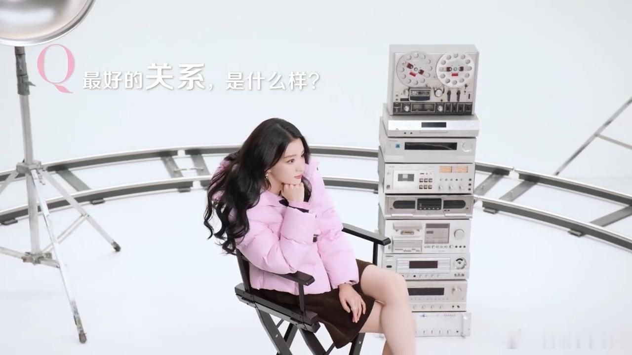 王楚然说美不只有一种样子波司登泡芙羽绒  王楚然这个无声问答TVC，形式就很妙—