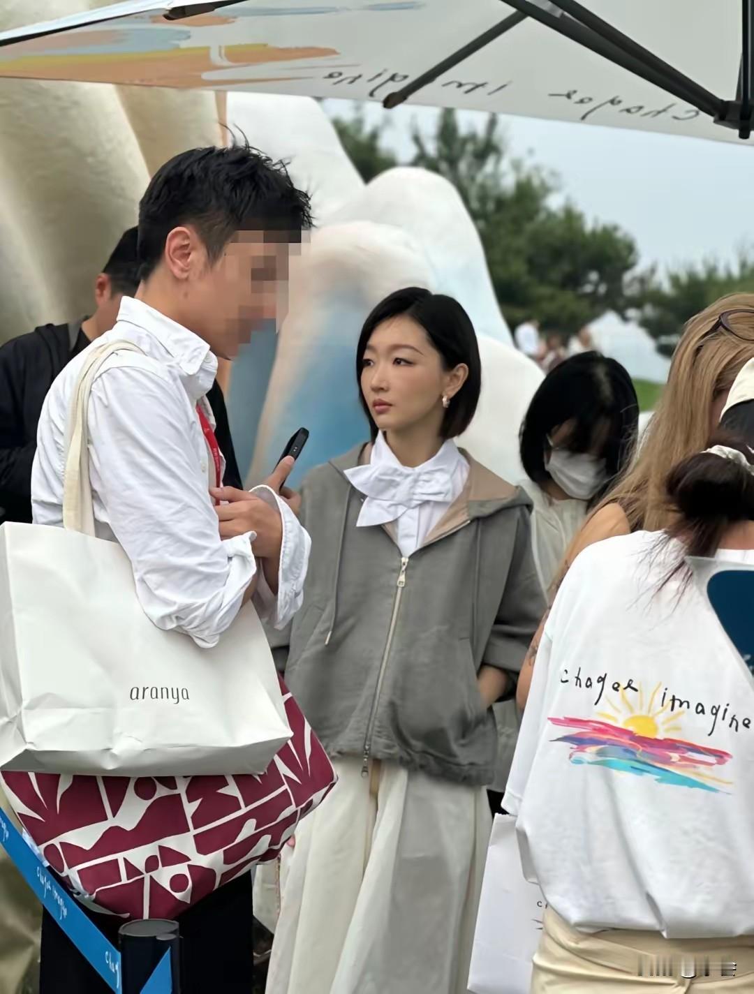 娱乐圈的瓜真是一个接一个！前阵子周冬雨在阿那亚演话剧全程盯提词器还念错台词，被批