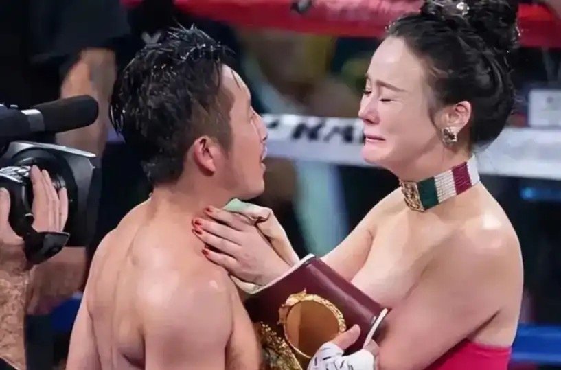 这张照片拍摄于2016年，邬市明赢得金腰带，和妻子冉莹颖相拥流泪的那一刻，如今显