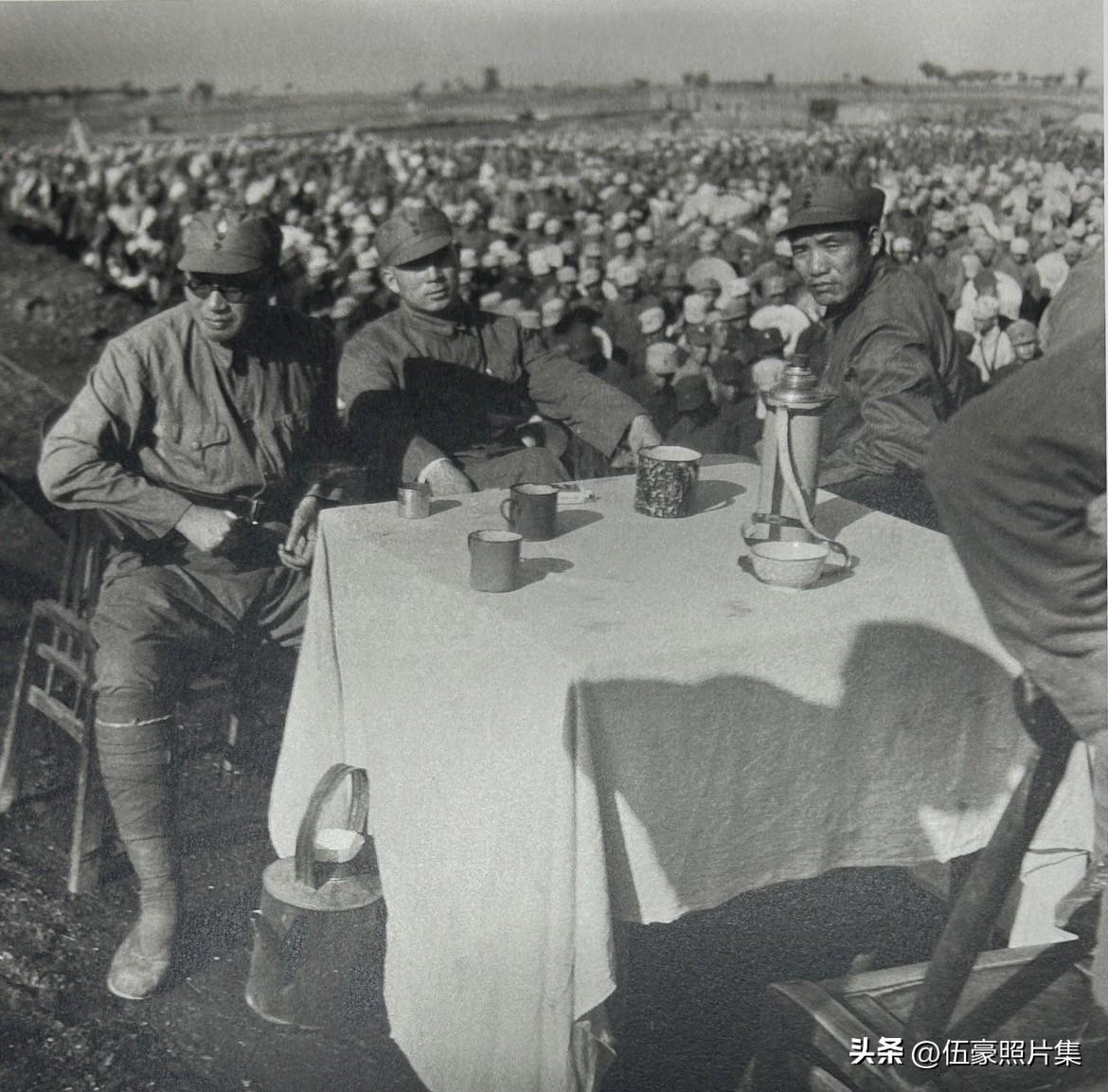 1946年8月，晋冀鲁豫军区领导在陇海战役前动员大会上的老照片，左起为：司令员刘