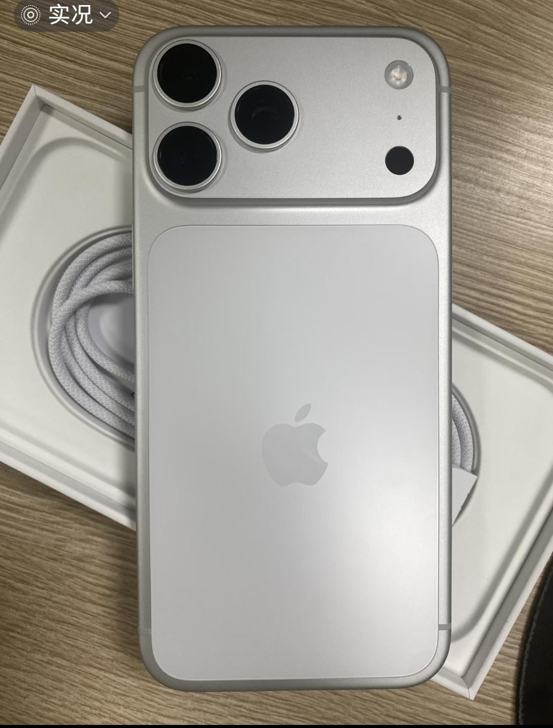 现在年轻人
为了买苹果手机
真的是什么都舍得

我们公司新来一个实习生，刚出来工