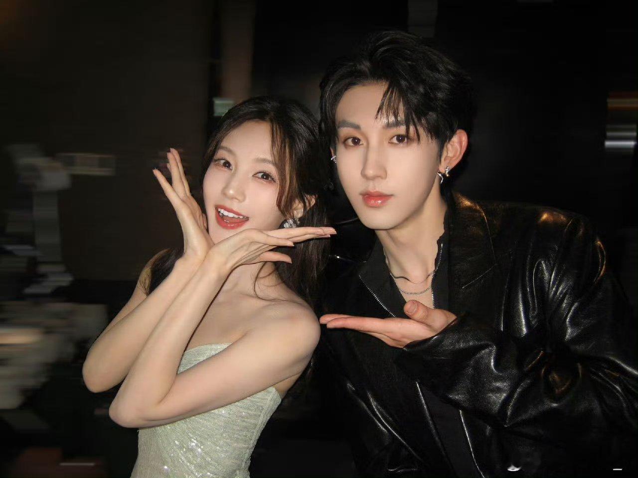 郭俊辰晒天地剑心合照饰演权如沐的郭俊辰又放出主演合照，帅哥美女同框也太吸睛啦[爱