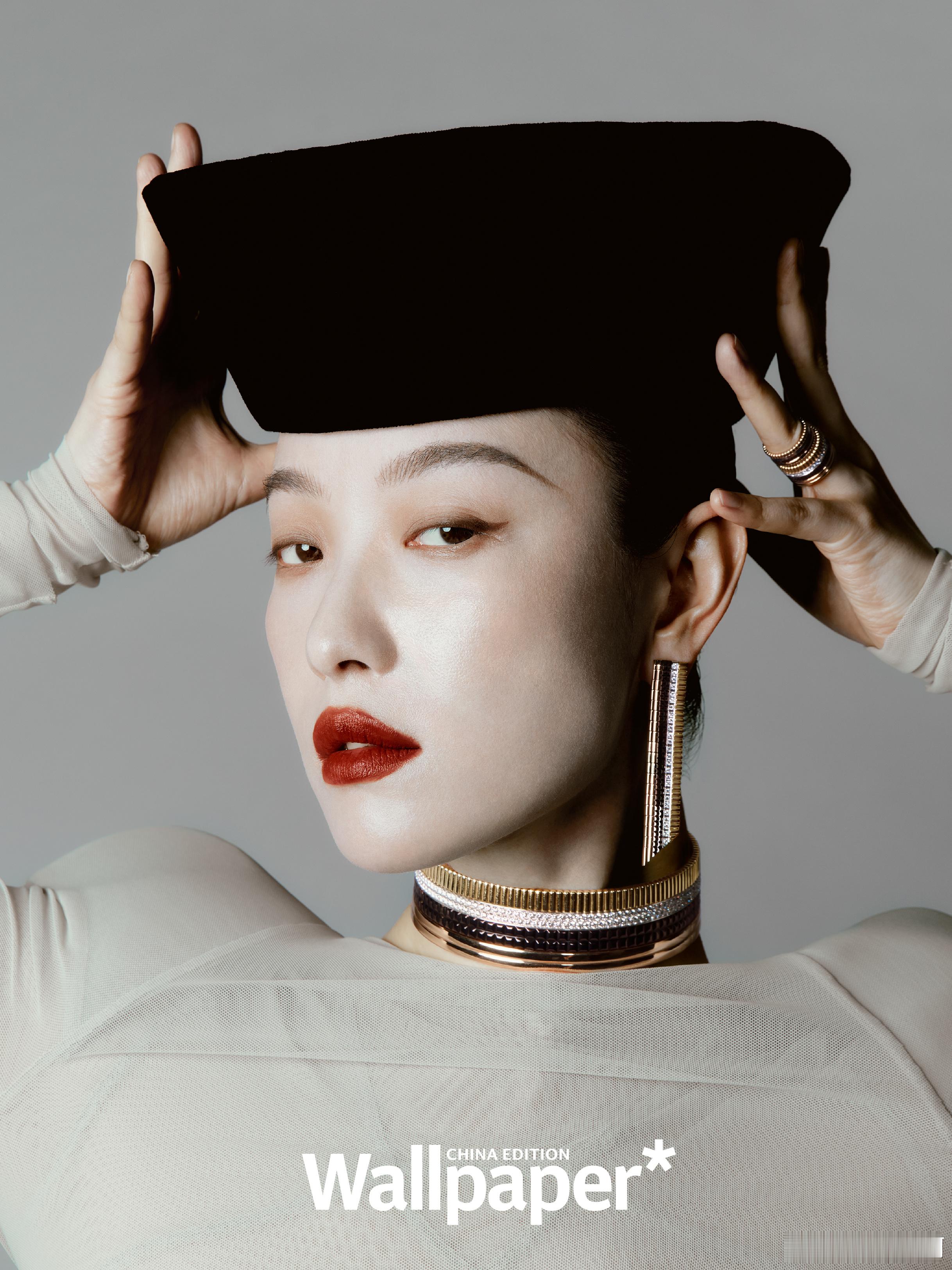 倪妮三登《Wallpaper》，一场关于线条与光影的静默实验。宝诗龙珠宝化作身体