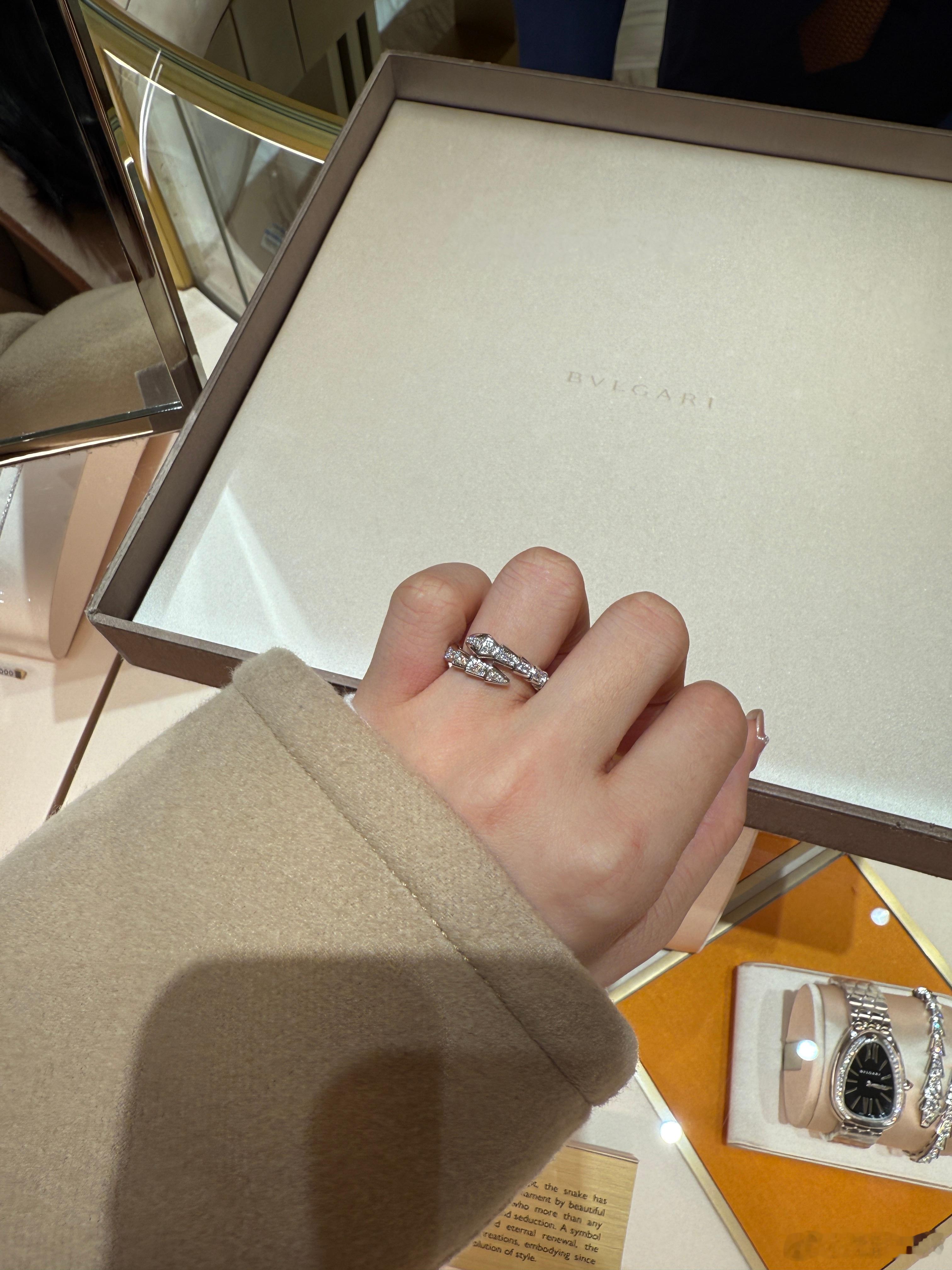 真是网络图片辨真假习惯了  今天发的vlog里有人说我这个戒指是假的 我真是服了