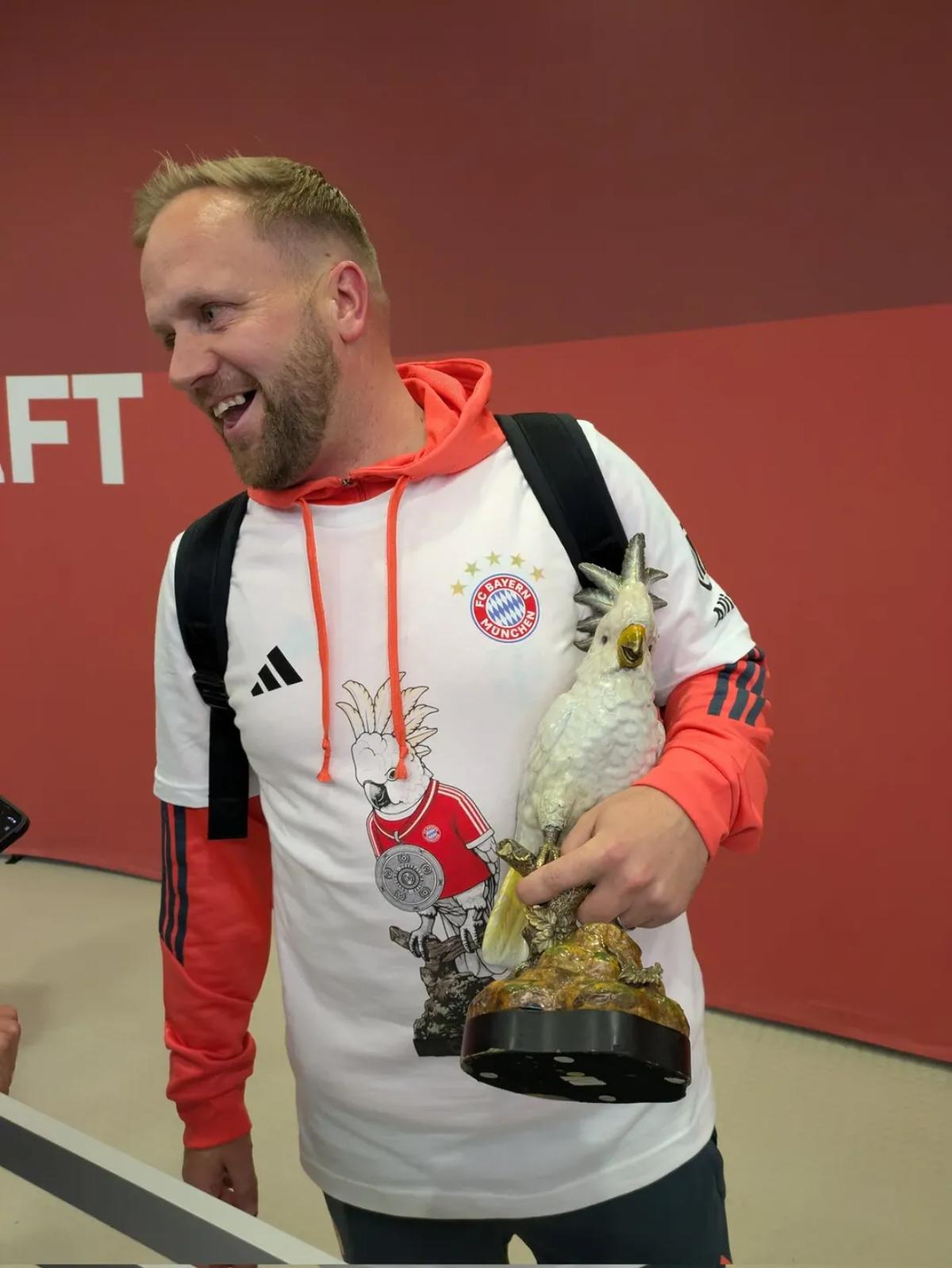 这位就是跟鹦鹉长得像的助理教练丹克斯，你别说……你真还别说