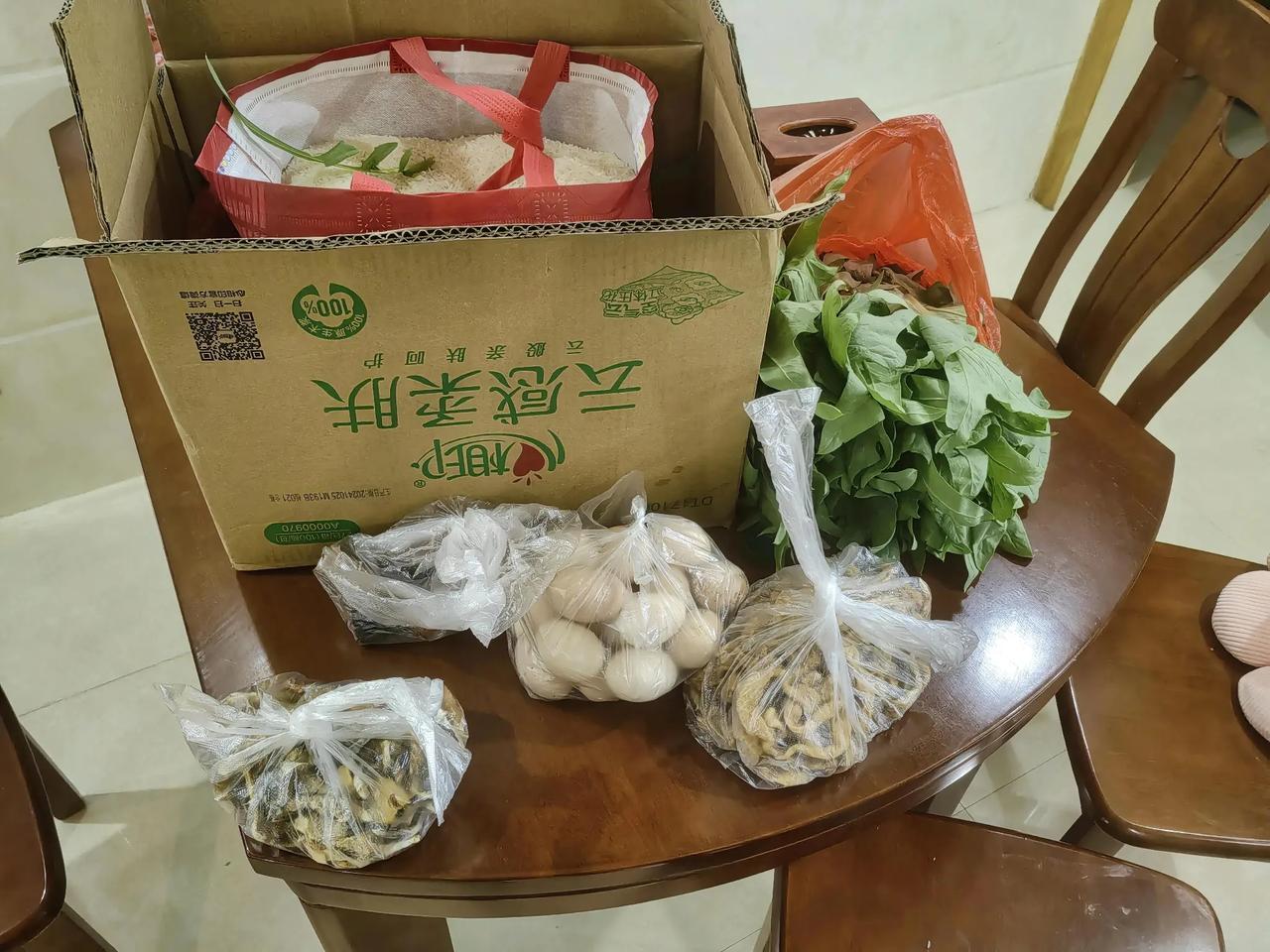 回娘家，见到什么都拿。
大米
青菜
土鸡蛋
腊味
咸卜和头菜等等这些农副产品。