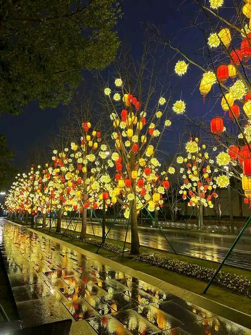 上联：冰天雪地送冬去
下联：花树银花迎春来
上联：冰天雪地送冬去，请您来下联