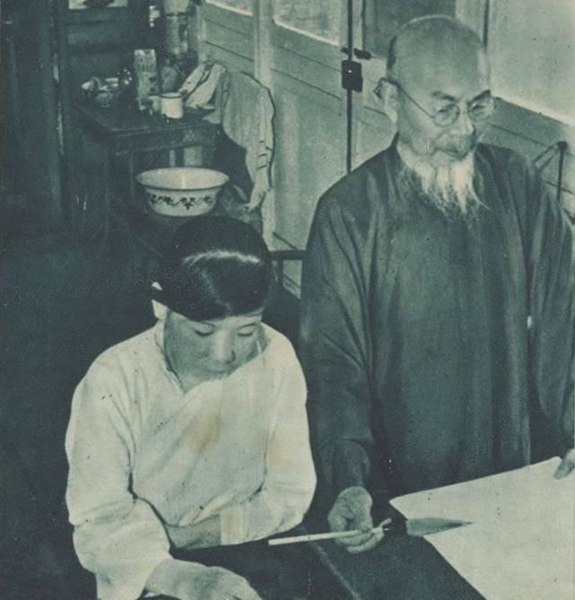 1919年，55岁的齐白石娶了一个18岁的漂亮姑娘。

那年头的京城画坛，老辈人