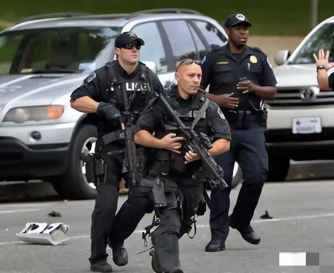 “轰！”2月24日凌晨，莫斯科一辆巡逻车突然爆炸。
 
就在前一刻，一名22岁的