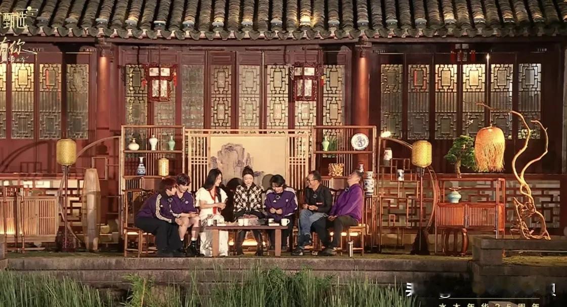 如果要我在与辉同行和东方甄选选一个入职的话，我会毫不犹豫选择后者！

首先，甄选