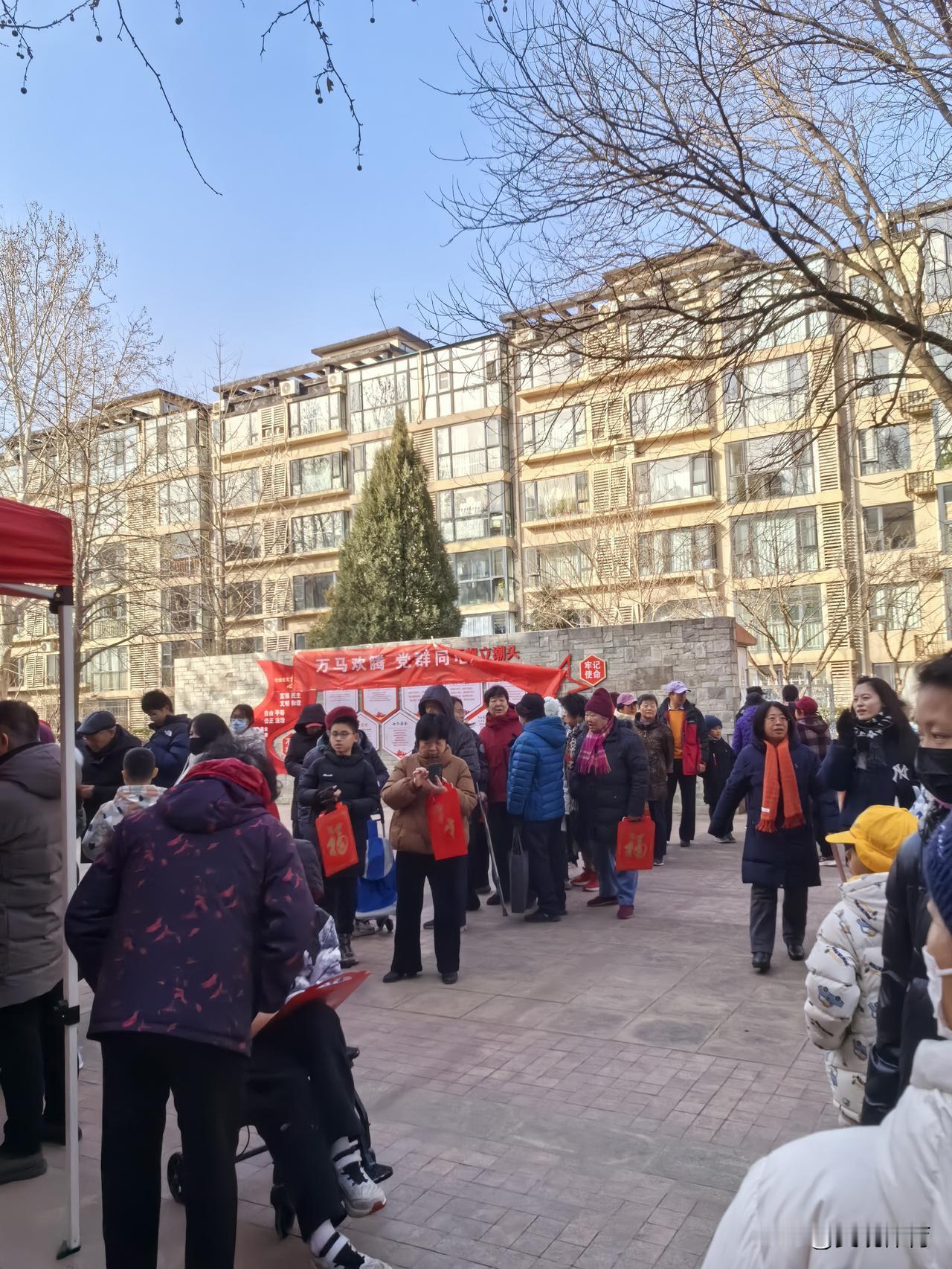 万马奔腾 党群同心——社区春节联谊活动：送福袋，品糖串，写春联，送盆花。