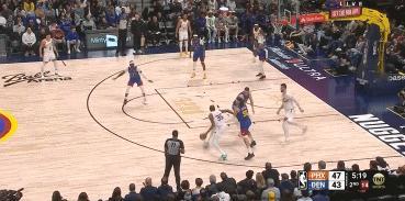 NBA赛场镜头：杜兰特都被逼成啥样子了，后躺着投篮动作都出来了！
  杜兰特还是