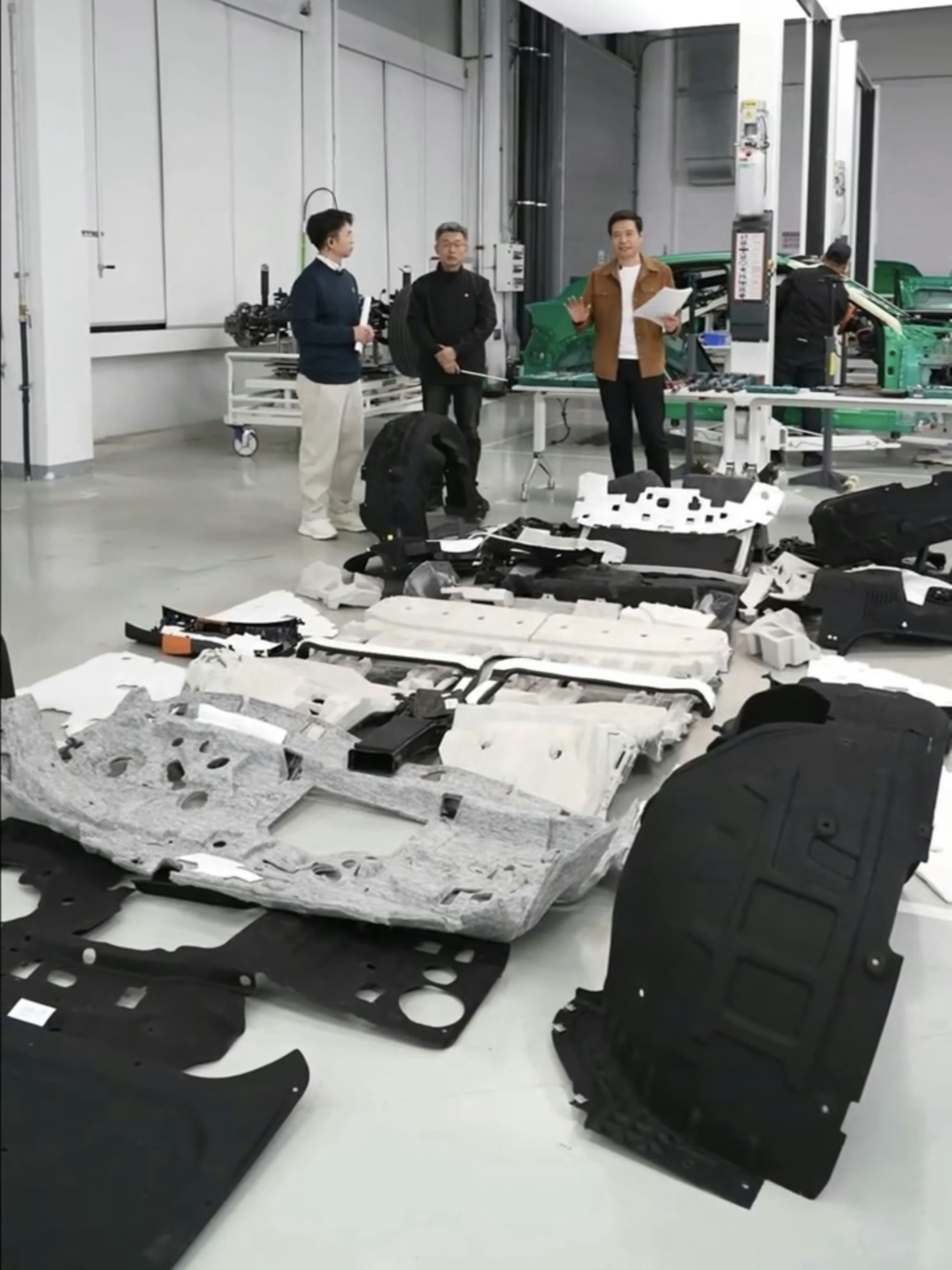 雷军跨年直播大家看了吗？在直播里雷军和工程师一起拆了一辆小米 YU7，敢在直播里