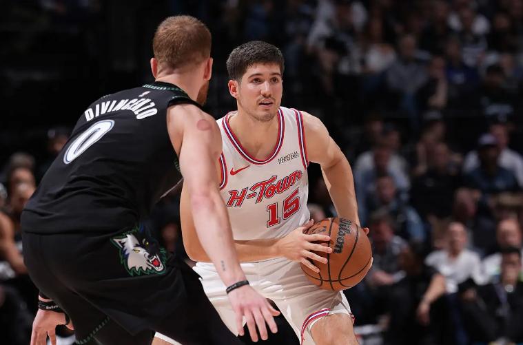 谢泼德打了这么多场了，到底也没有多少场真正展现出自己的传球能力和组织能力的，除了