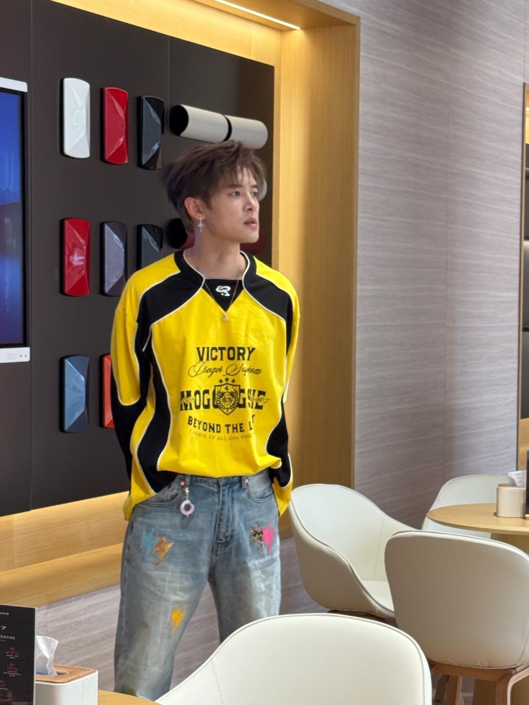付辛博的行程表里没有休息网友于武汉K11偶遇付辛博，拍戏之余低调逛商场，专程驻足