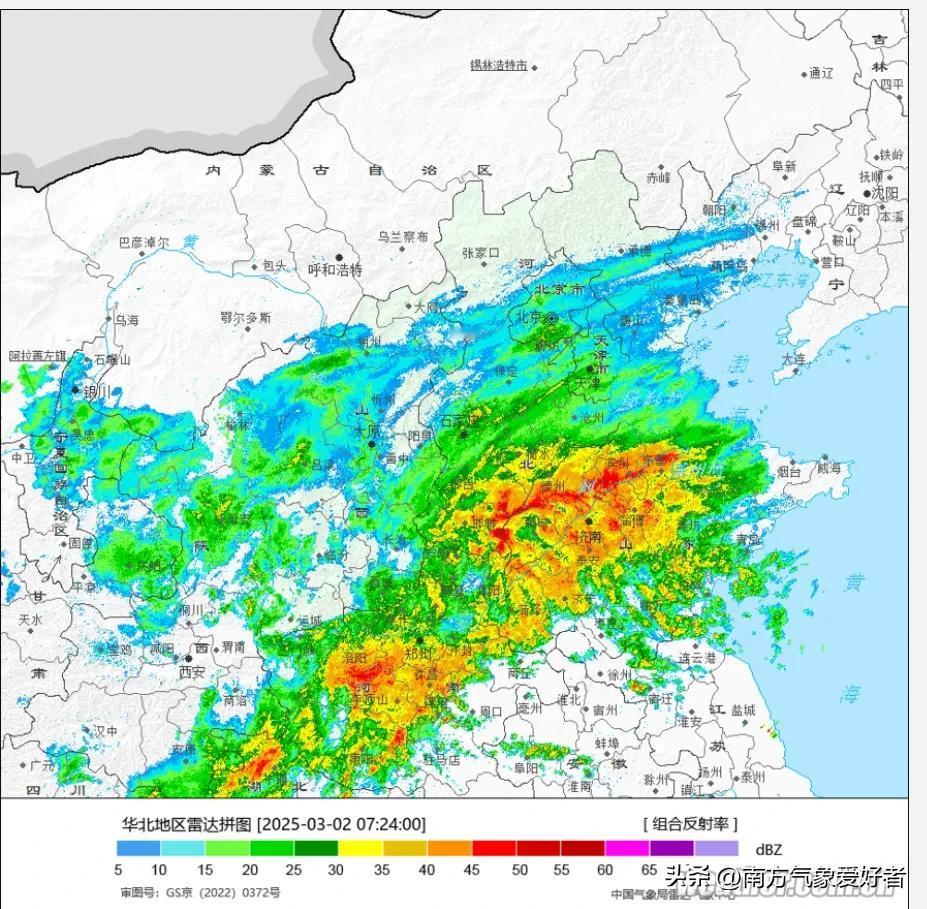 目前，冷空气已经渗透至华北地区，暖湿气流比预期强。这就导致山东大部分地区存在逆温