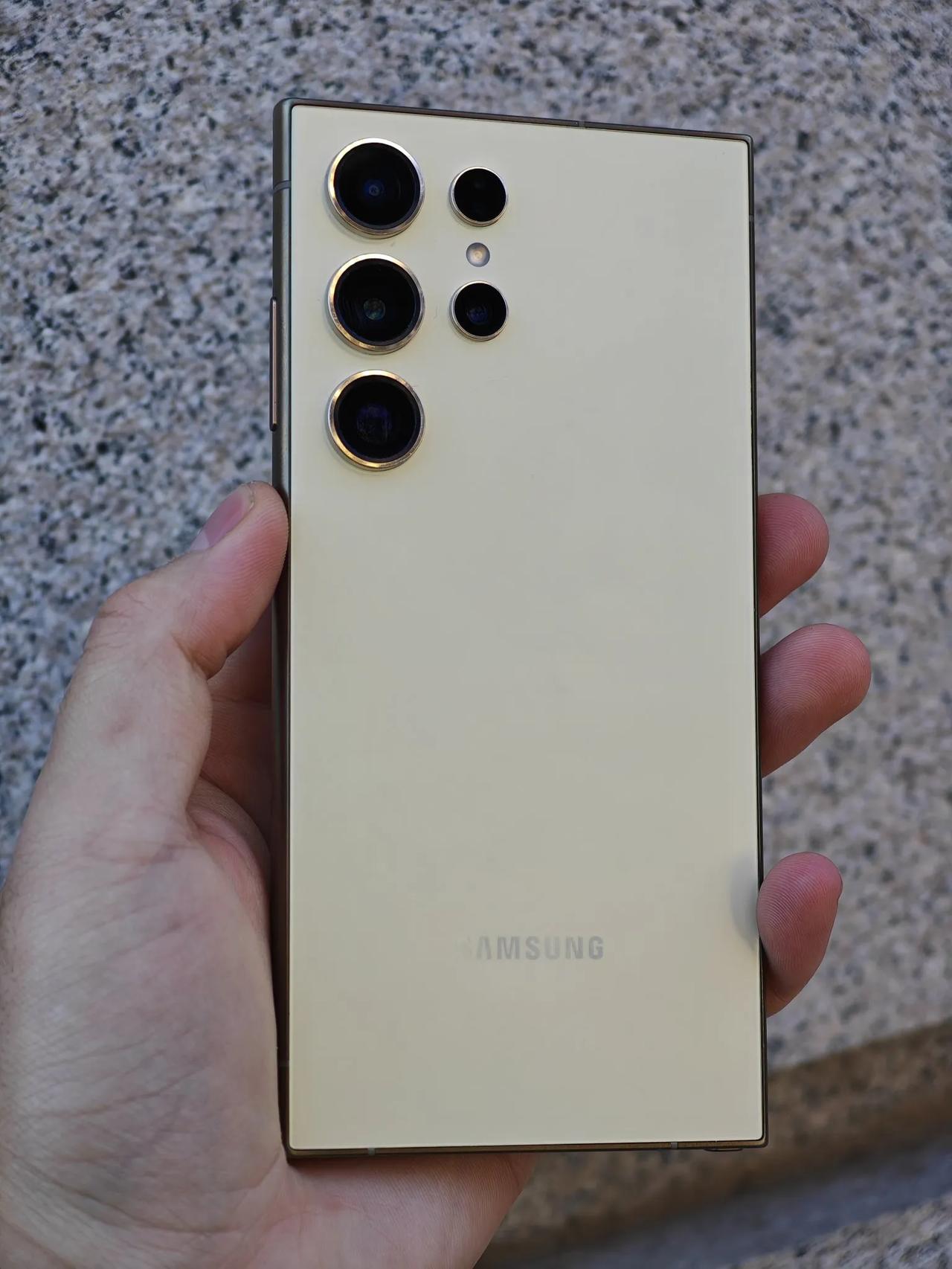 三星S24U大家身边有朋友们在用吗？虽然目前三星在大中华市场只有1%的份额，但是