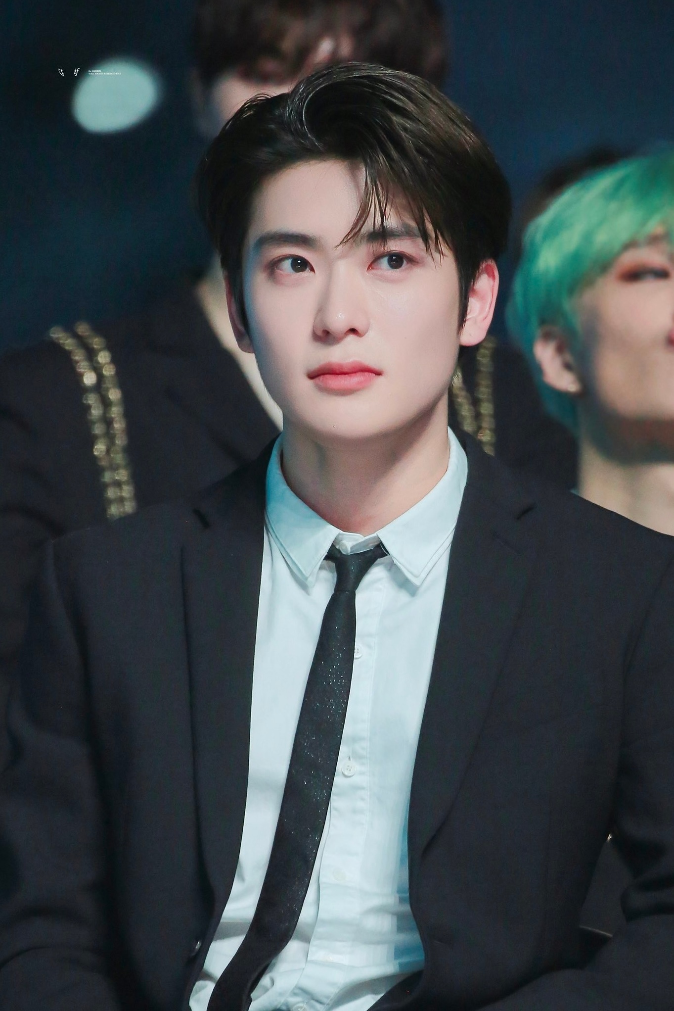 每年都会出现新的郑在玹19年VLIVE颁奖礼愚人节贺图，至今未知这场到底有多少站