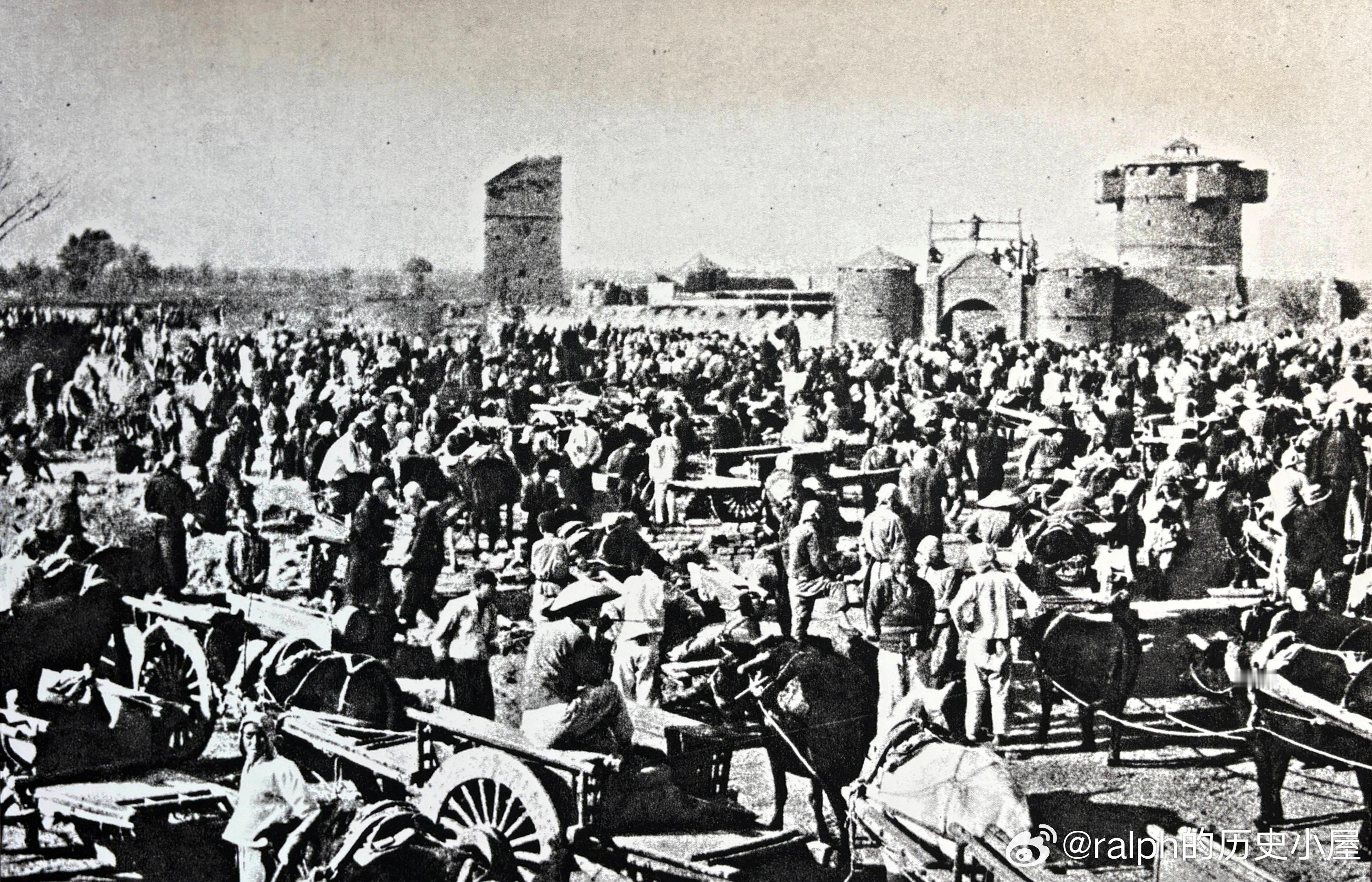 1945年5月9日河北河间县城解放后，群众纷纷前来拆除日军堡垒军事历史全触达 ​