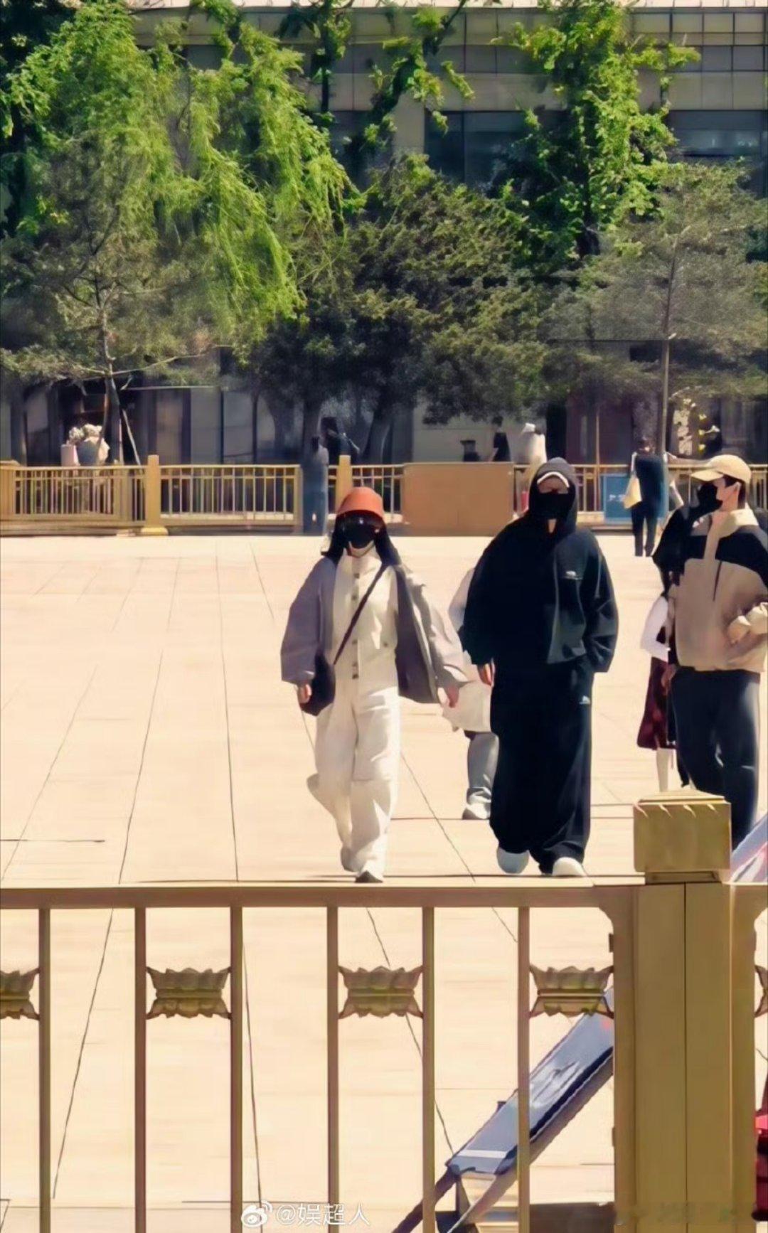 偶遇张杰谢娜一家去天安门偶遇的人好幸运！昨天还在演唱会大合唱《逆战》，今天就看到