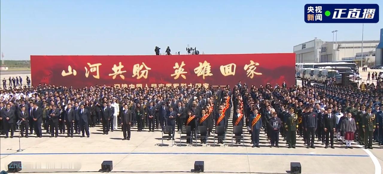 迎志愿军英烈遗骸归乡

英烈忠魂归故里，
丰碑巍立撼天地。
昔年仗剑辞家国，
热