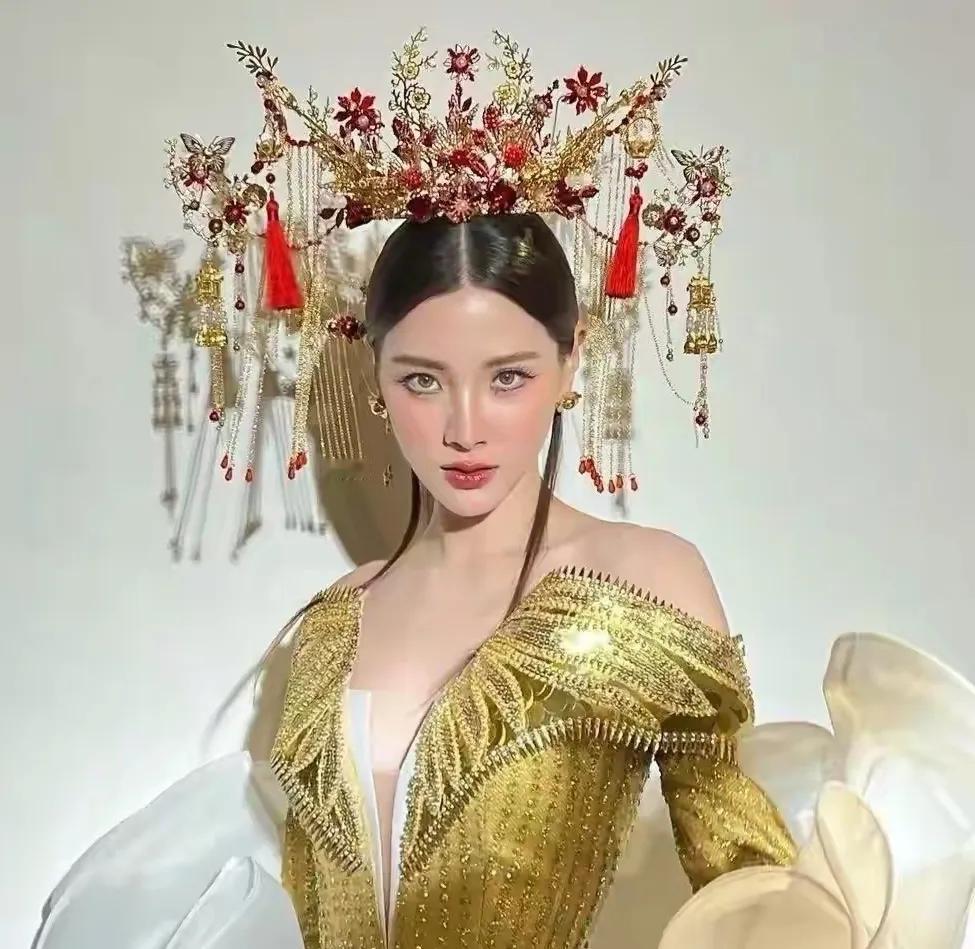 平采娜新年造型新娘妆好美！
平采娜今年的新年造型确实很扎眼，这发誓像极了待嫁的新