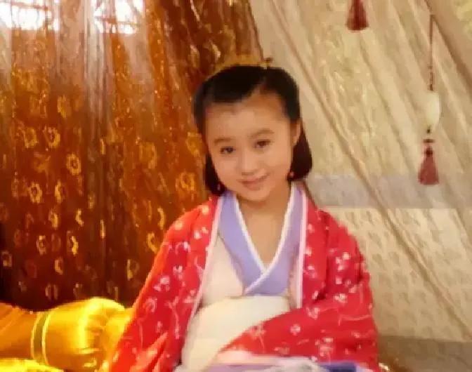 18岁的汉惠帝刘盈，娶了10岁的外甥女张嫣，但入洞房时，刘盈一脸无奈地望着张嫣说