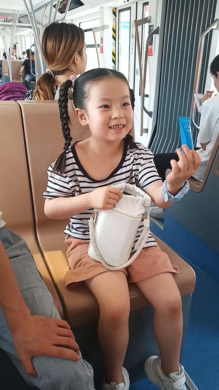 这是什么？看把袋子装上，给你弄歪了。早点多吃一点。