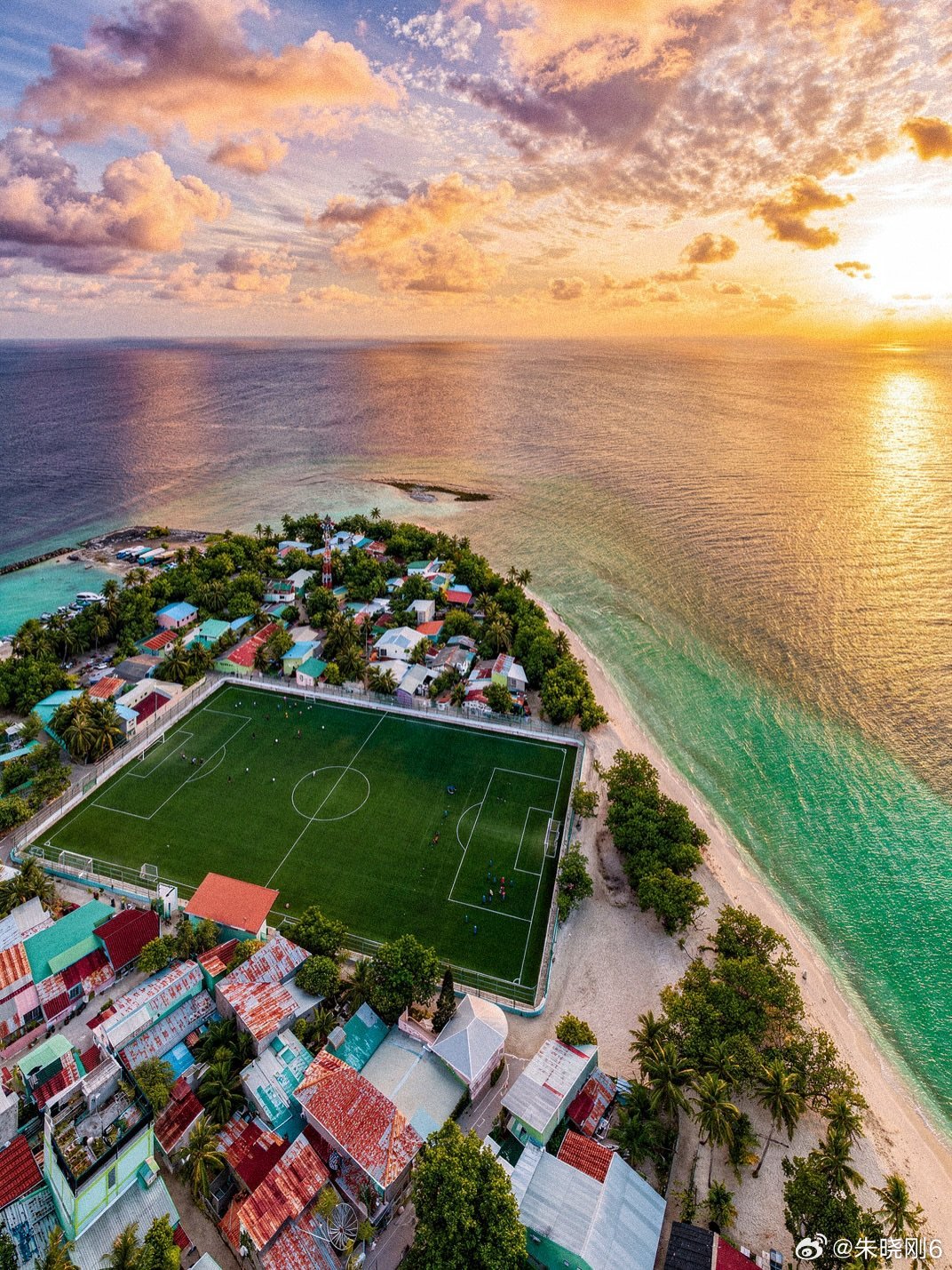大连应该有一块这样的海边足球场