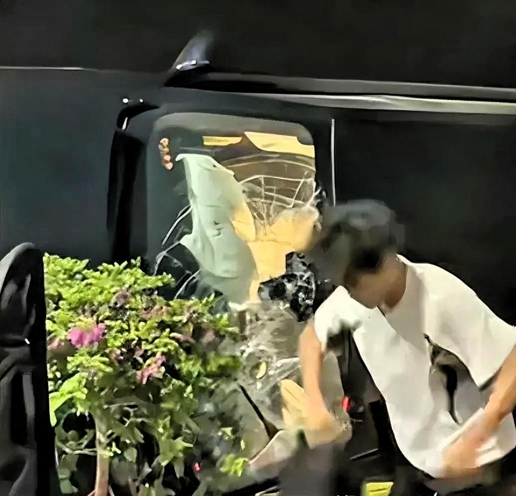 近日，广东汕头街头的一幕，让无数网友破防了。

7月7日凌晨三点，18岁的小楚骑