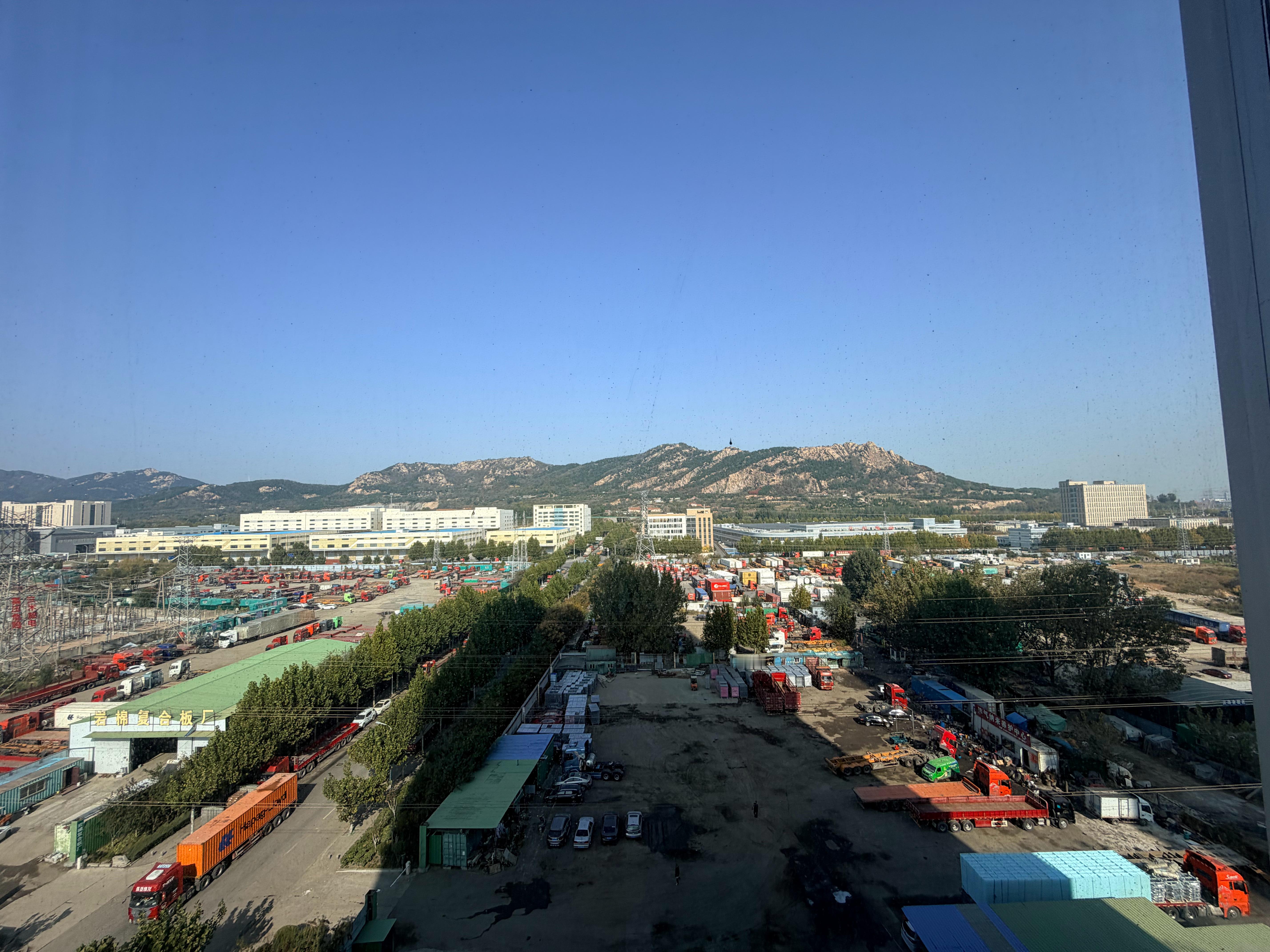 决定啦，就它啦！我的新办公室，回头注册新公司上午拍照片，中介小姐姐说，这地方不错