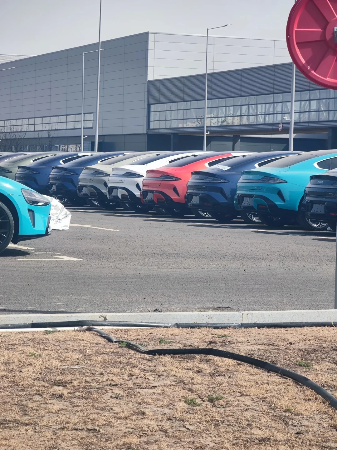 小米汽车居然有十几种颜色，这下有人得挑花眼睛了吧[捂脸]，我看大家都在问哪个颜色...