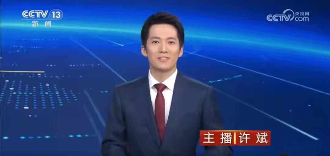 央视新闻频道迎来两张全新主播面孔，许斌与程河源正式加盟《新闻直播间》栏目。许斌率
