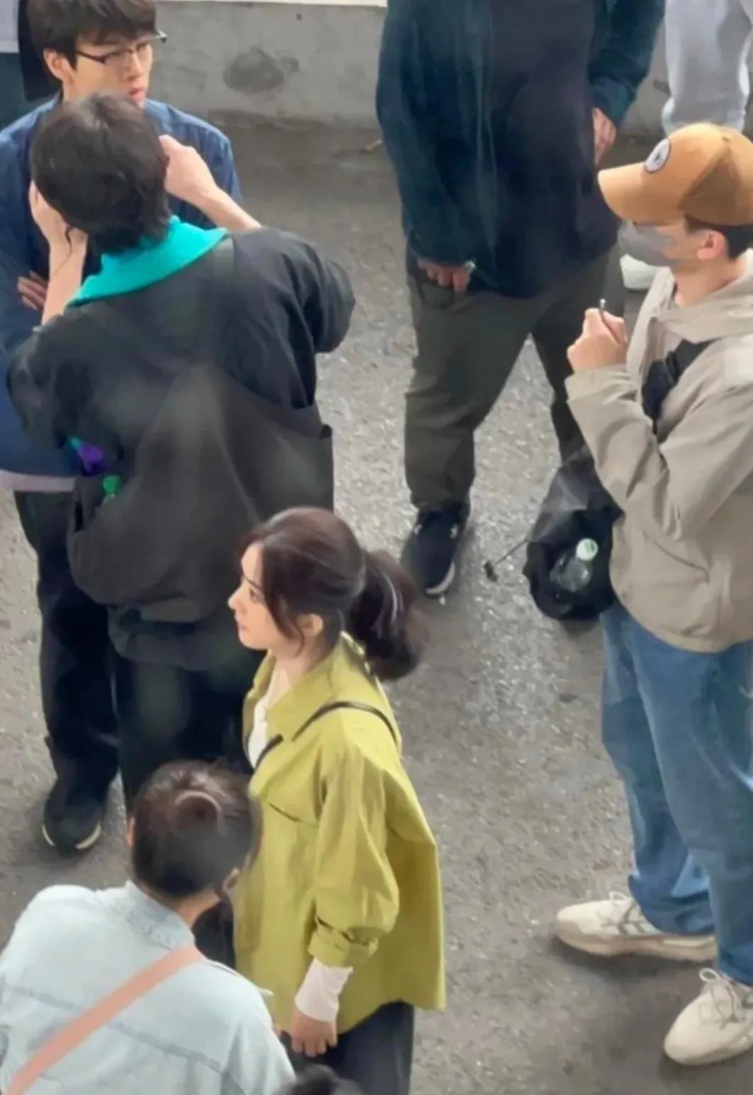 天啊，赵丽颖来重庆拍戏了！重庆铜元局轻轨站偶遇赵丽颖，好漂亮的颖宝，穿着普普通通