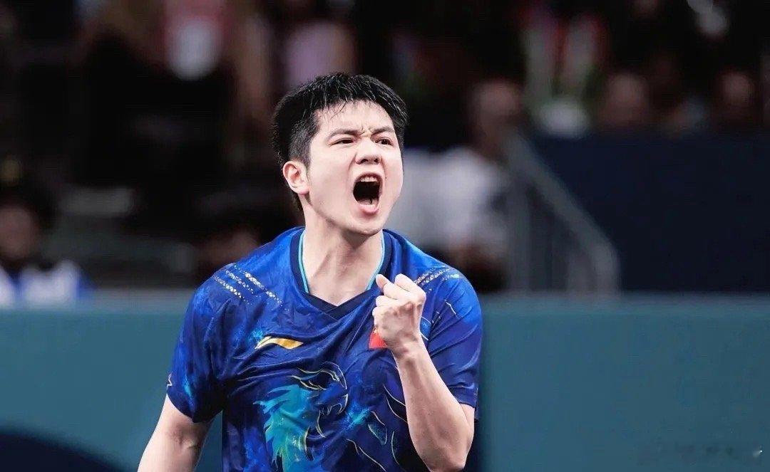 足坛传奇与乒乓王者的跨界同框太炸了！齐达内上海街头和樊振东切磋乒乓球，直言小胖球