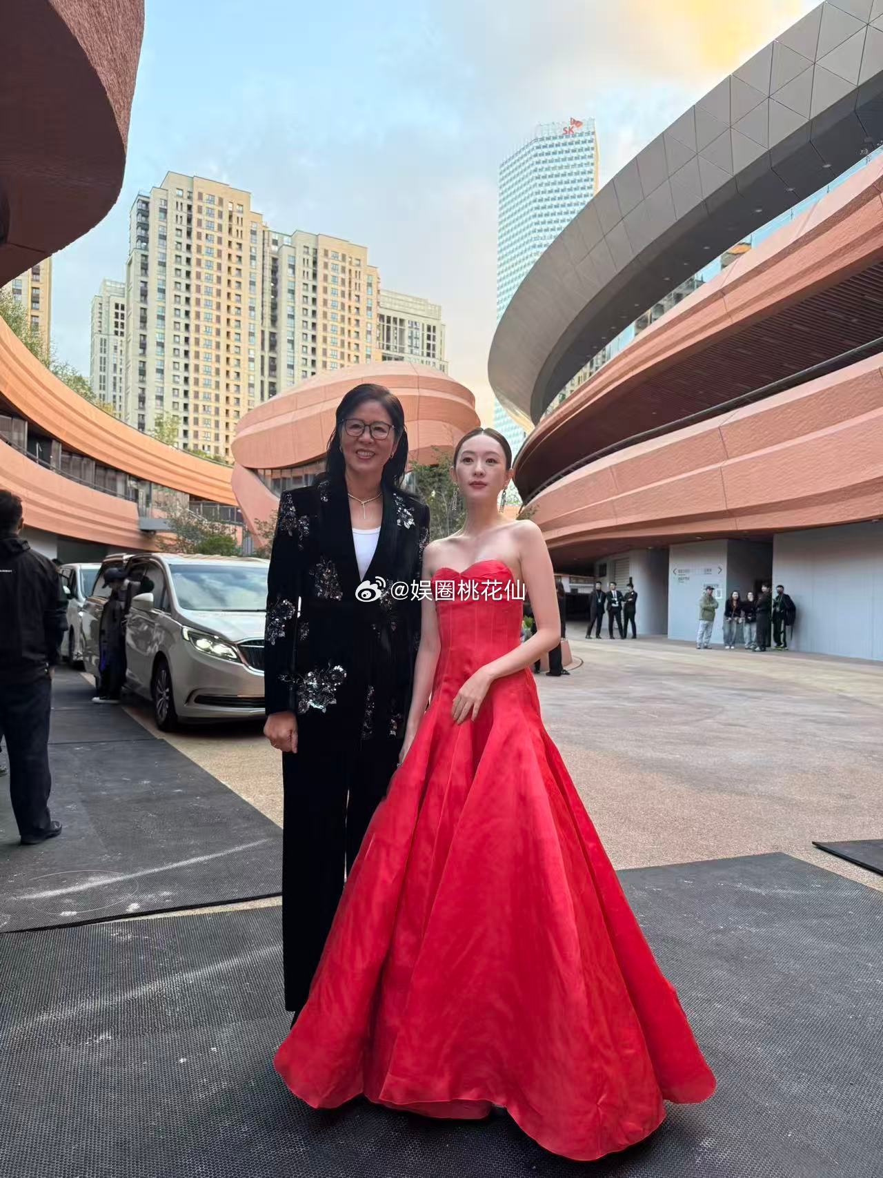 郎平童瑶VOGUE同框 从赛场的呐喊到镜头前的专注，她们用不同方式诠释“热爱”，