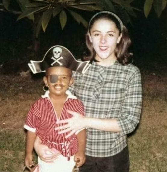 1961年，18岁的奥巴马母亲被黑人穷小子骗婚生子抛弃。她却一直告诉儿子：“你爸