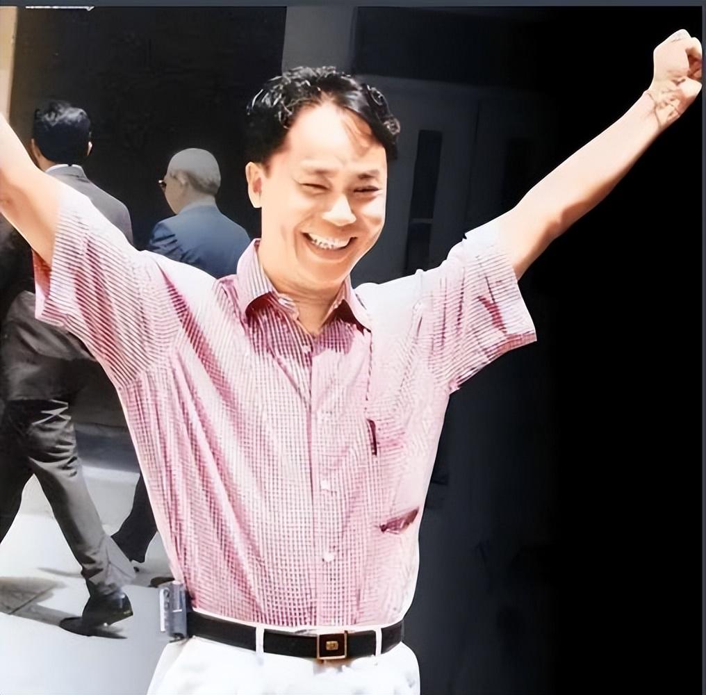 1998年的广州，审讯室里坐着个男人。他翘着二郎腿，慢悠悠地喝着茶，满脸写着狂妄