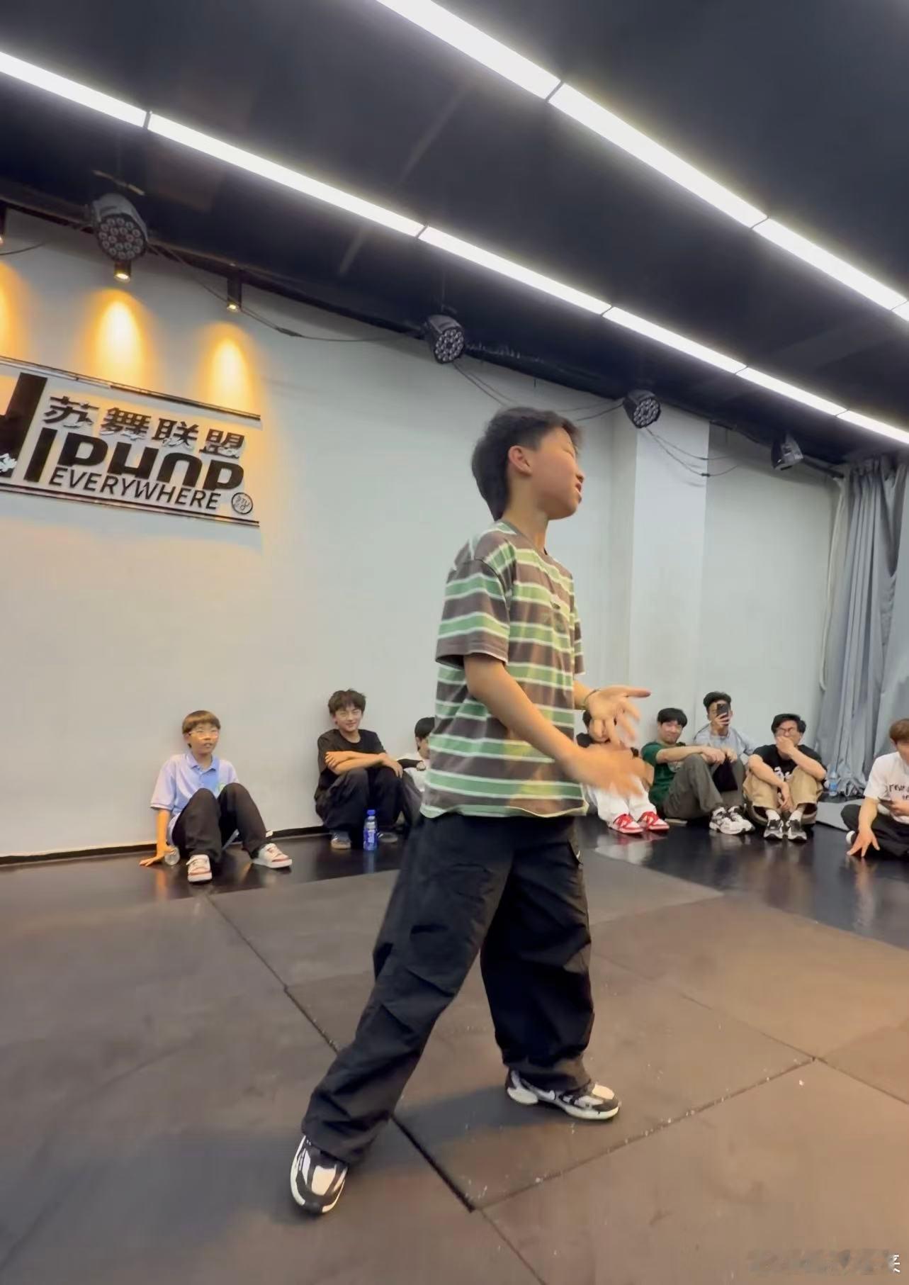在苏州偶遇小孩哥斗舞机器人苏州上演趣味画面，舞蹈房内机器人带头领舞，小朋友跟着欢