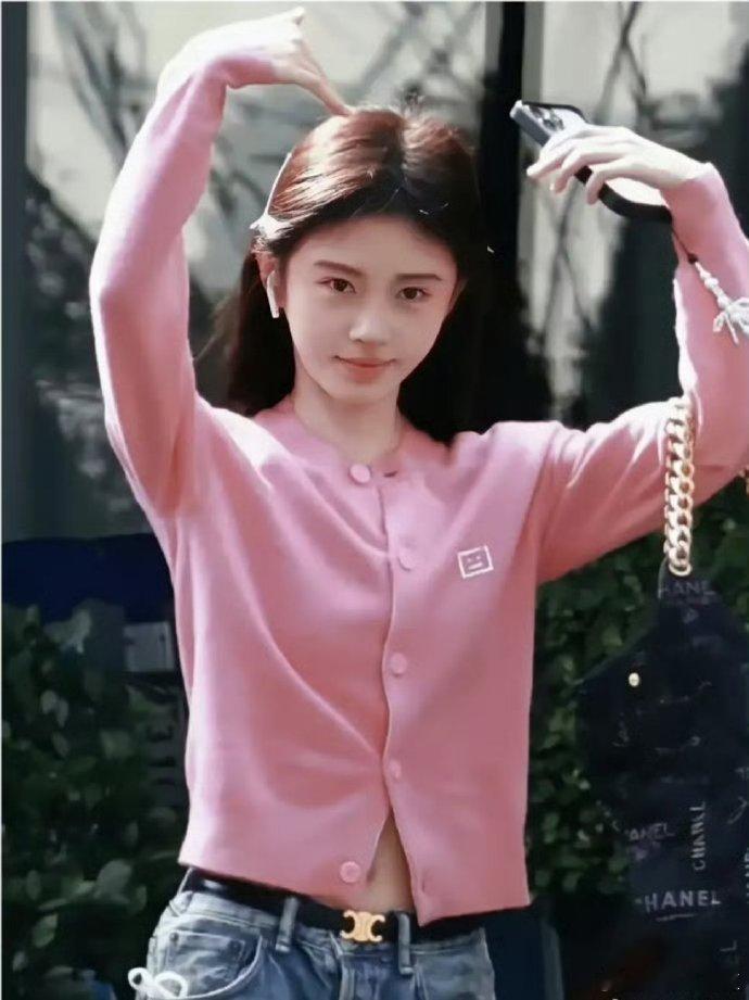 鞠婧祎不画眼妆，总感觉哪里不对劲。 