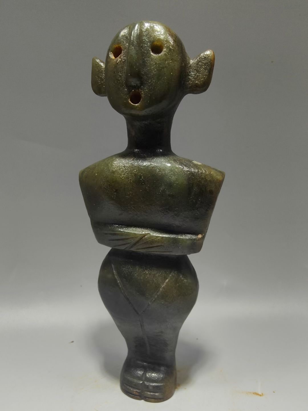 高古玉 红山古玉中的人物雕件特多，此件有些像“木乃伊”的较少，猛一看，有些慎得慌