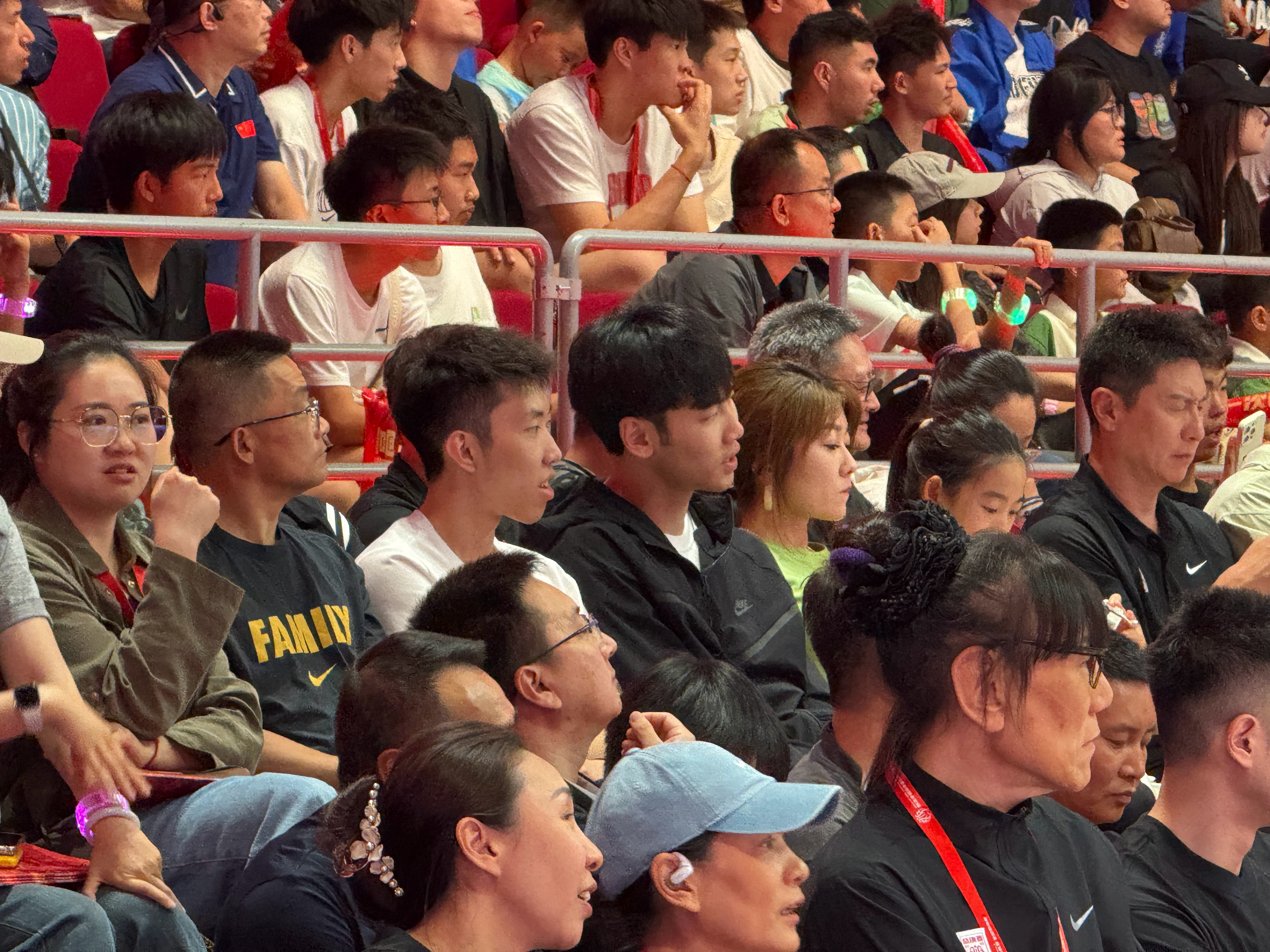 廖三宁[超话]耐高全国总冠军耐高中国高中篮球联赛 廖三宁、张博源、李群指导场边观
